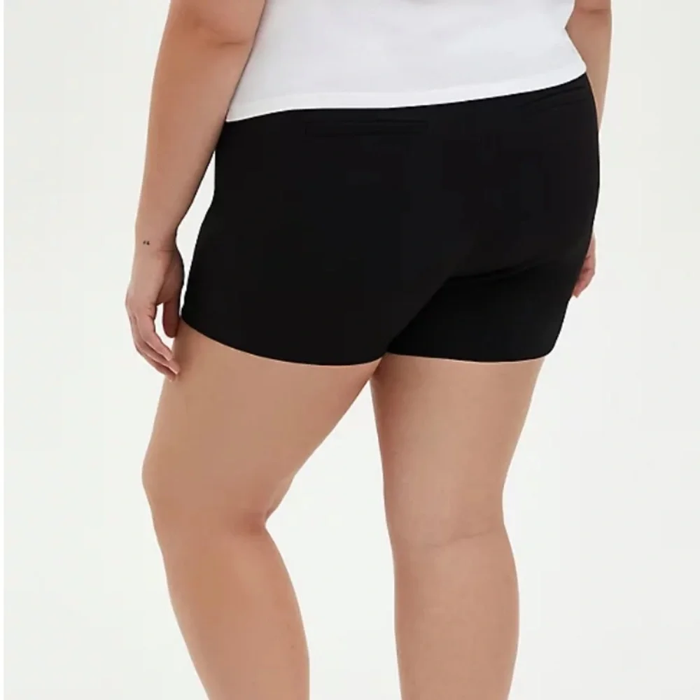 Torrid 10 Black Button High Rise Short NWT - Picture 2 of 8